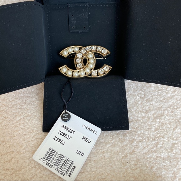 Chanel Pearl and Crystal brooch, gold tone - Picture 13 of 14